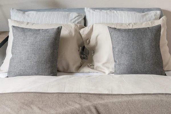 Grå pilows på säng i moderna sovrum — Stockfoto