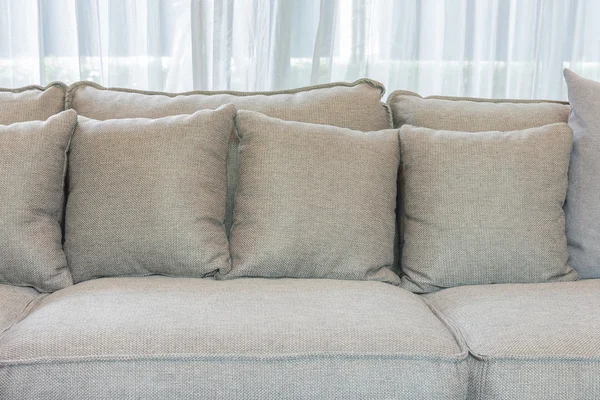 Canapea modernă cu perne în camera de zi — Fotografie, imagine de stoc