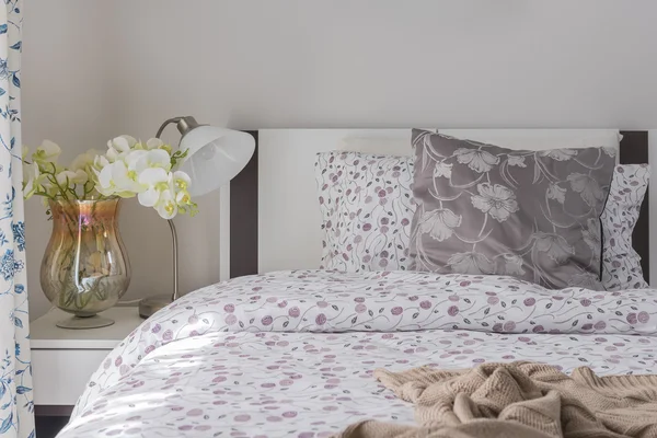 ห้องนอนหรูหราพร้อมเตียงไม้สีขาว — ภาพถ่ายสต็อก