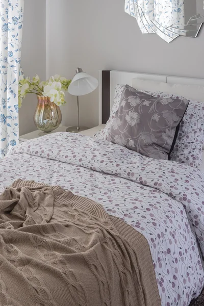Luksusowy pokój z białe łóżko drewniane — Zdjęcie stockowe