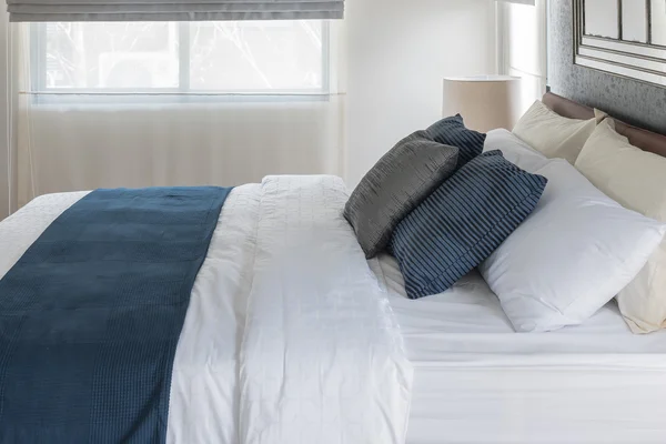 Design de chambre à coucher moderne avec couleur bleue et blanche — Photo