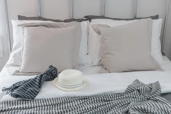 Klassieke witte hoed op bed in moderne slaapkamer — Stockfoto