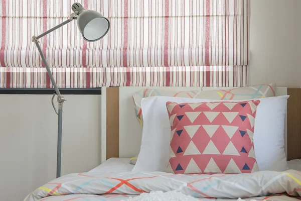 Lámpara moderna en dormitorio moderno con almohada colorida — Foto de Stock
