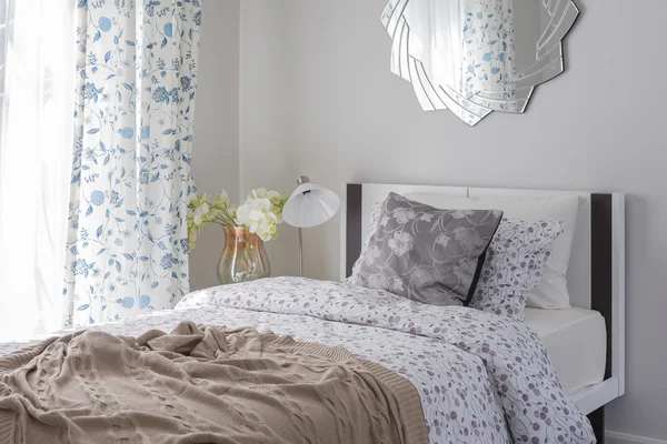 Dormitorio de lujo con cama de madera blanca — Foto de Stock