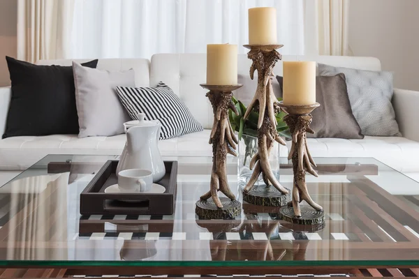 Dekoration Ornament auf Glastisch im modernen Wohnzimmer — Stockfoto