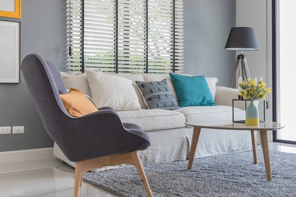 Moderna sala de estar con silla moderna y sofá —  Fotos de Stock