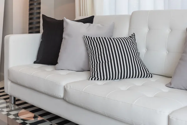 Чорно-сірі подушки на сучасному білому дивані — стокове фото