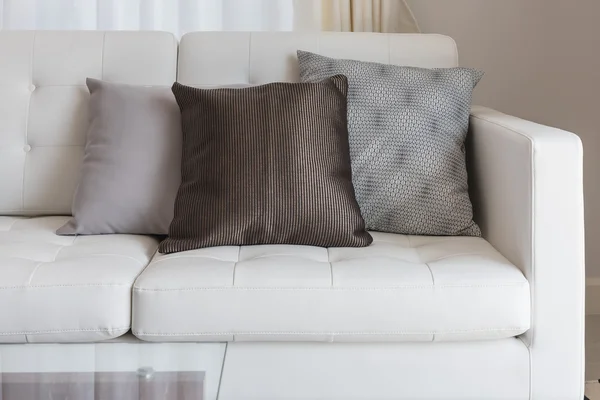 Sofá branco moderno com travesseiros castanhos — Fotografia de Stock