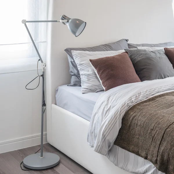 Dormitorio moderno con libro sobre manta marrón y almohadas —  Fotos de Stock