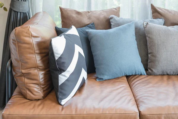 Poduszki na kanapie brązowy skórzany — Zdjęcie stockowe