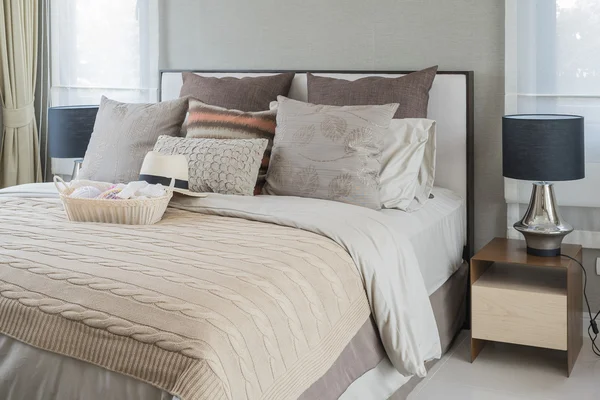 Cesta de ganchillo con sombrero en la cama en el dormitorio clásico — Foto de Stock