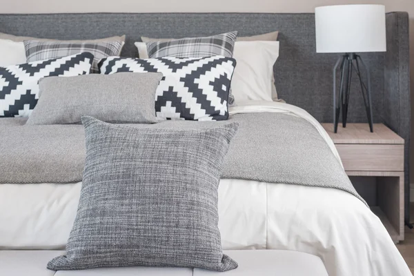 Cama y almohadas en el dormitorio moderno — Foto de Stock