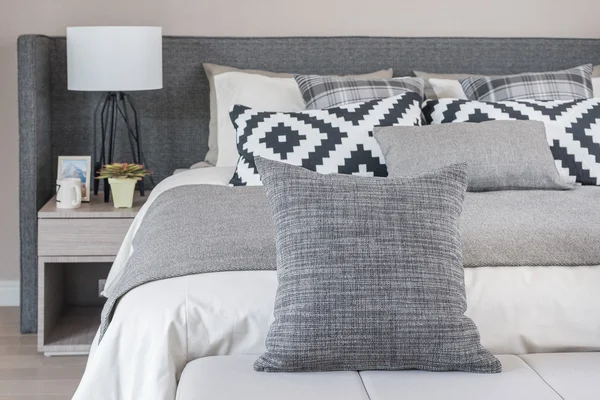 Cama e travesseiros no quarto moderno — Fotografia de Stock
