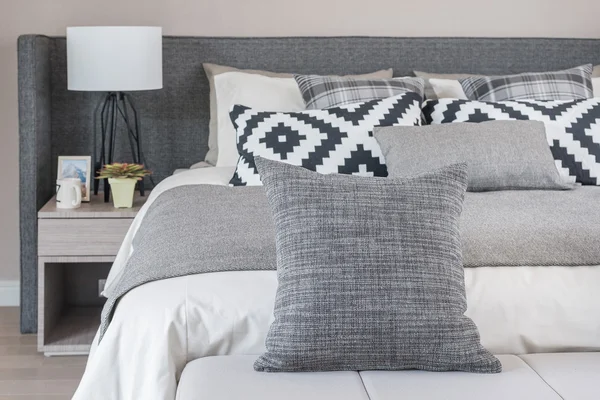 Bed and pillows in modern bedroom — Stock Photo, Image