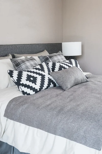 Bed and pillows in modern bedroom — Stock Photo, Image