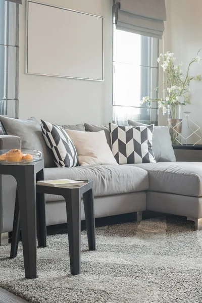 Moderní obývací pokoj s černými abd bílé polštáře — Stock fotografie