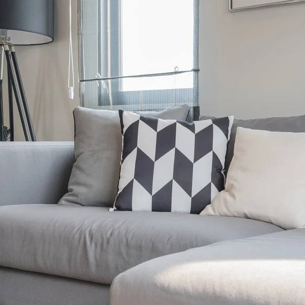 Moderna sala de estar con almohadas blancas abd negro — Foto de Stock