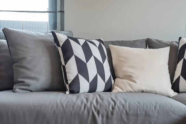 Moderna sala de estar con almohadas blancas abd negro —  Fotos de Stock