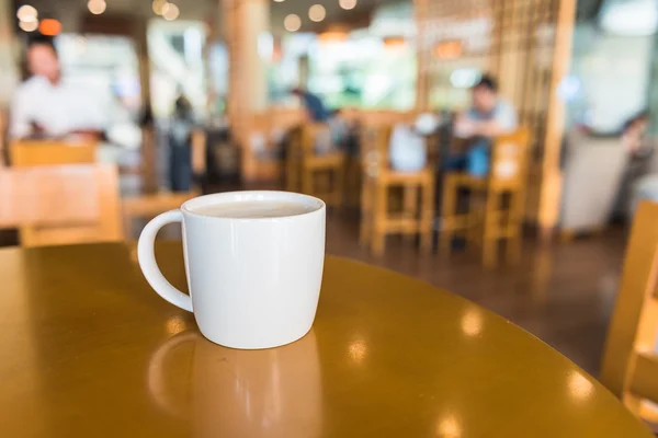 Tazza di caffè bianco in caffetteria — Foto Stock