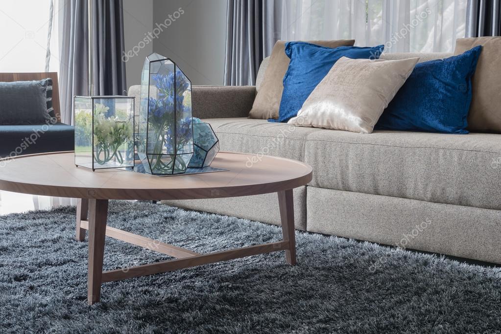 moderne woonkamer met houten ronde tafel — Stockfoto ... moderne woonkamer met houten ronde tafel — Stockfoto ...