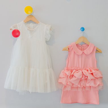 asılı beyaz ve pembe kızın elbise 