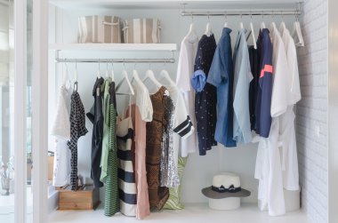 şapkalı dolabında asılı elbiseleri