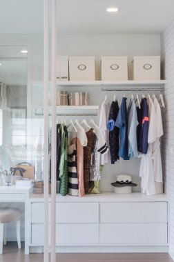 Elbise dolabında asılı 