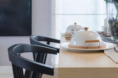 Tablo onwooden tablo ve siyah sandalye ayarlamak 