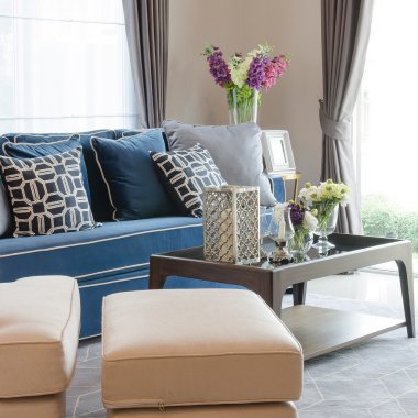 Lüks oturma odası ile mavi klasik koltuk ve yastıklar, ahşap ta