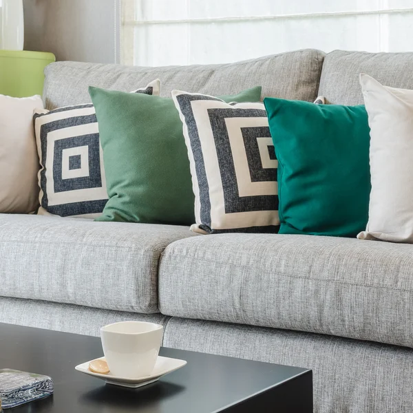 Satır modern gri kanepe yastık — Stok fotoğraf