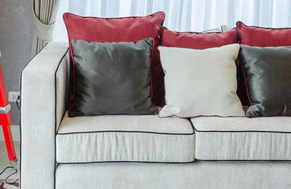 Almohadas negras y rojas en sofá de lujo — Foto de Stock