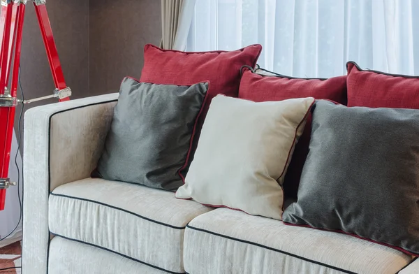 Almohadas negras y rojas en sofá de lujo — Foto de Stock