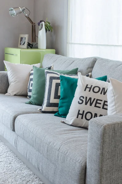 Сучасний сірий диван з чорно-білими і зеленими подушками — стокове фото