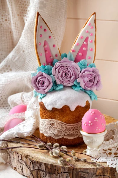 Pastel Pascua Decorado Con Orejas Conejo Rosas Flores Merengue Sobre —  Fotos de Stock