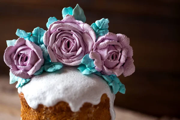 Paastaart Versierd Met Rozen Meringue Bloemen Een Donkere Achtergrond — Stockfoto