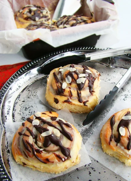 Rolo de canela Cinnabon e queijo creme — Fotografia de Stock