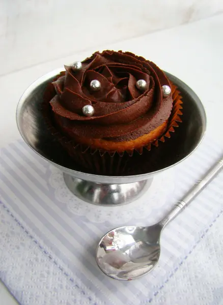 Cupcake al cioccolato con crema al cioccolato — Foto Stock