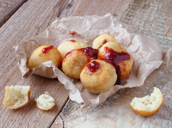 Donuts de coalhada com geléia de baga — Fotografia de Stock