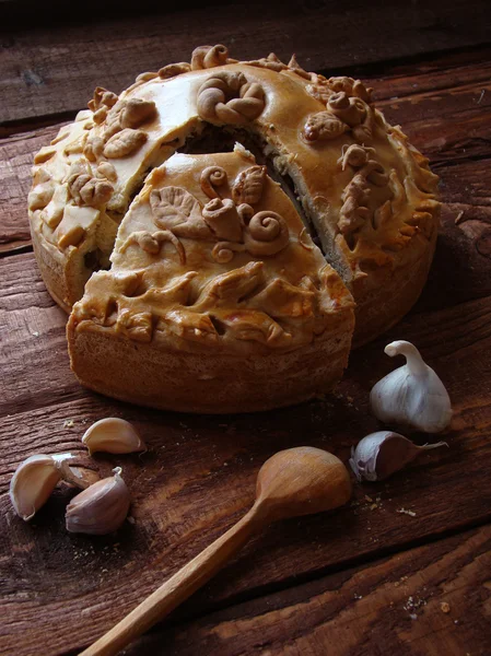 Русский пирог с курицей и грибами — стоковое фото
