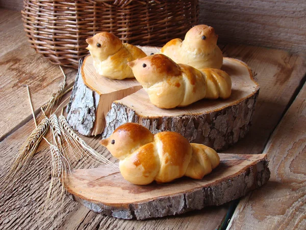 Как сделать птичек из теста. Красивые птички из теста. Жаворонки из теста. Лепка жаворонков. Птички из теста.