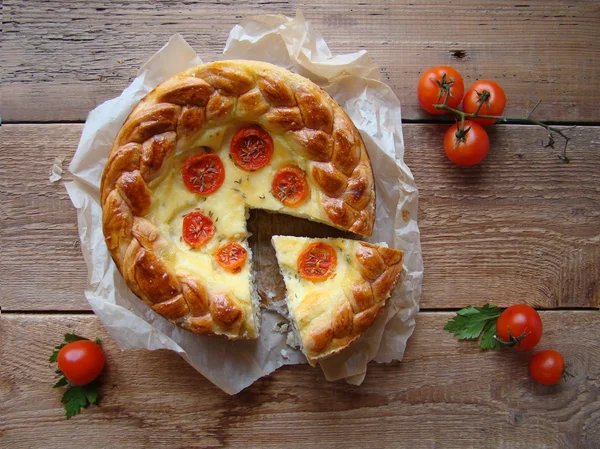 Tarta con queso y tomates —  Fotos de Stock