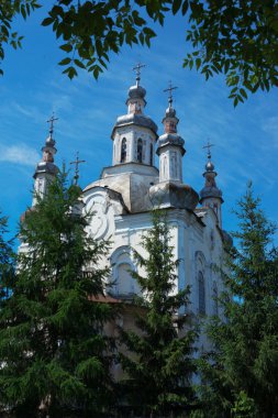 ağaçları ile çerçeveli Kilisesi