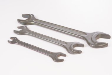 Yarım inç anahtarı üzerinde beyaz izole