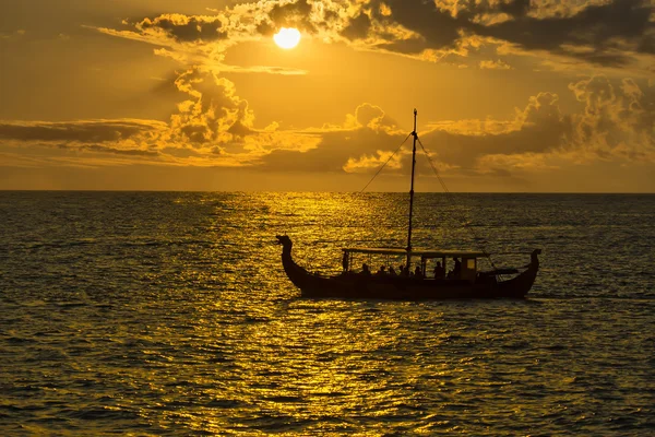 Loď na západ slunce v moři — Stock fotografie
