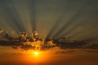 bulutlar ile altın günbatımı