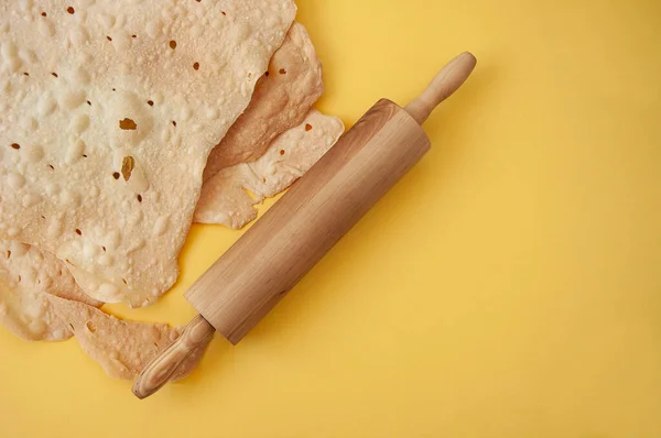 Sarı arka planda yuvarlak iğne ve kısa kekler