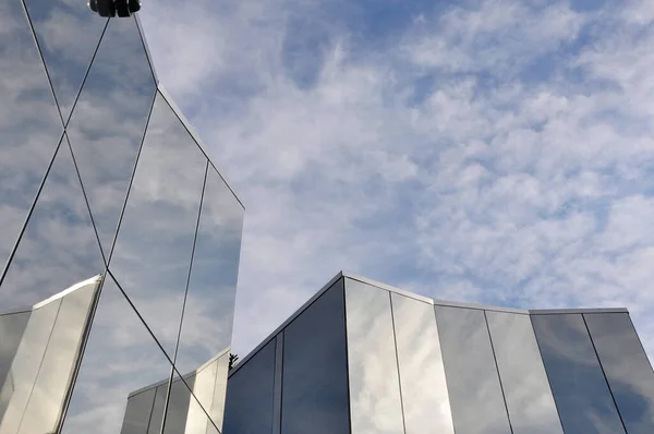 Edificio Con Fachadas Espejadas Día Soleado Cielo Azul —  Fotos de Stock