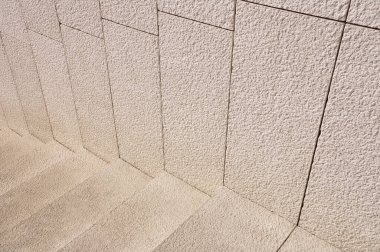 Güneşli bir günde kumtaşı merdivenler