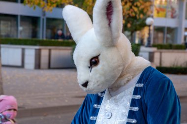 Sokaktaki tavşan maskeli adam..
