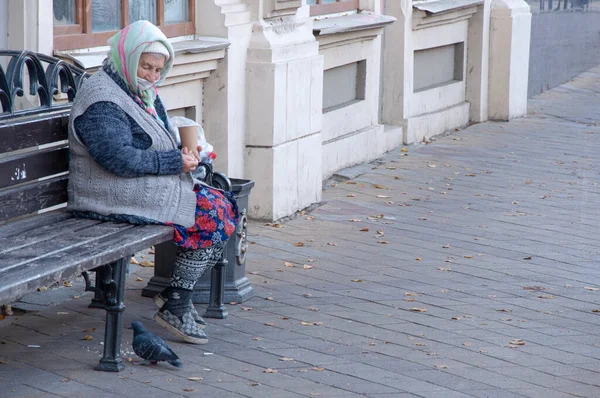 Eine Alte Obdachlose Sitzt Auf Einer Bank Und Bettelt Der — Stockfoto